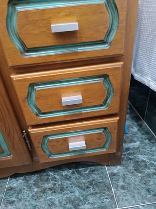 Mueble de baño de madera con espejo