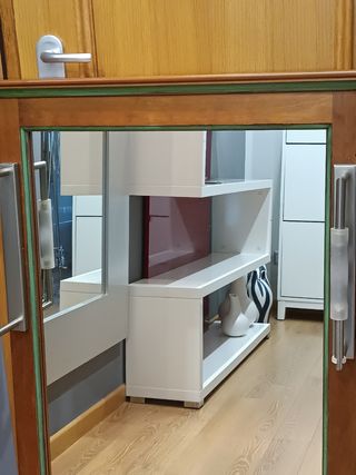 Mueble de baño de madera con espejo