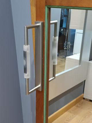Mueble de baño de madera con espejo