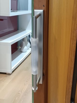 Mueble de baño de madera con espejo
