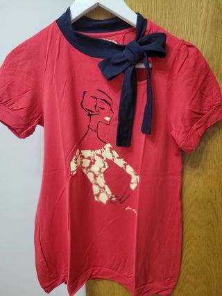 Camiseta Judít Labanda Roja con Lazo