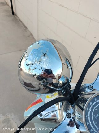 Scooter azul y blanco APRILIA COMPAY CUSTON