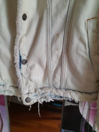 Giacca di jeans bianca effetto strappato