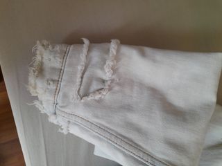 Giacca di jeans bianca effetto strappato