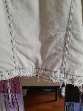 Giacca di jeans bianca effetto strappato