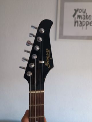 Guitarra Eléctrica Negra y Amplificador
