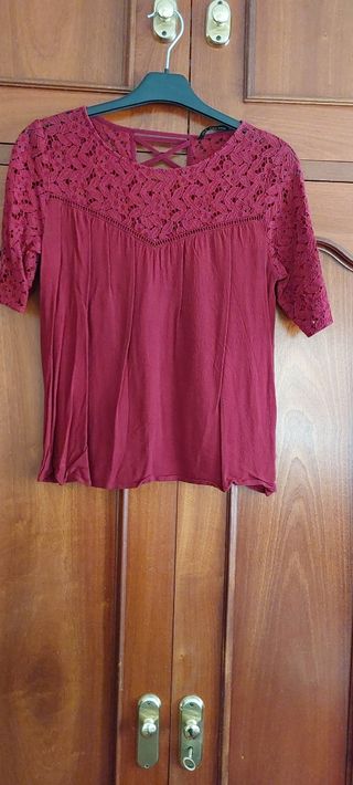 Blusa granate con encaje y espalda cruzada