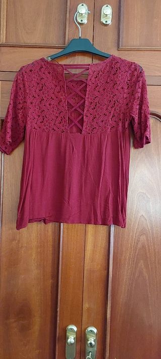 Blusa granate con encaje y espalda cruzada
