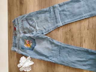 Jeans con fiori ricamati
