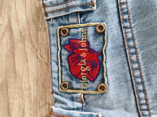 Jeans con fiori ricamati