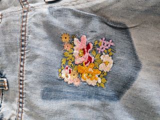 Jeans con fiori ricamati