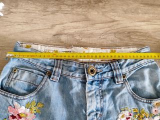 Jeans con fiori ricamati