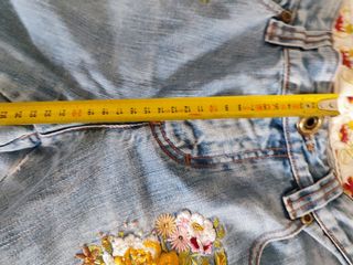 Jeans con fiori ricamati