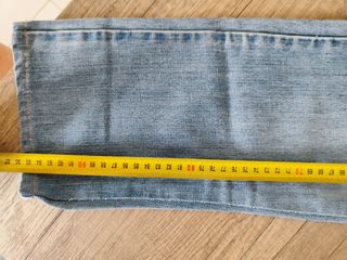 Jeans con fiori ricamati