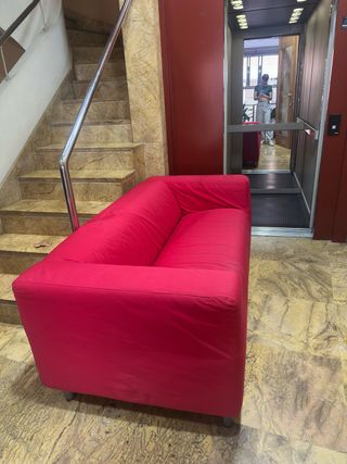 Sofá de tela rojo