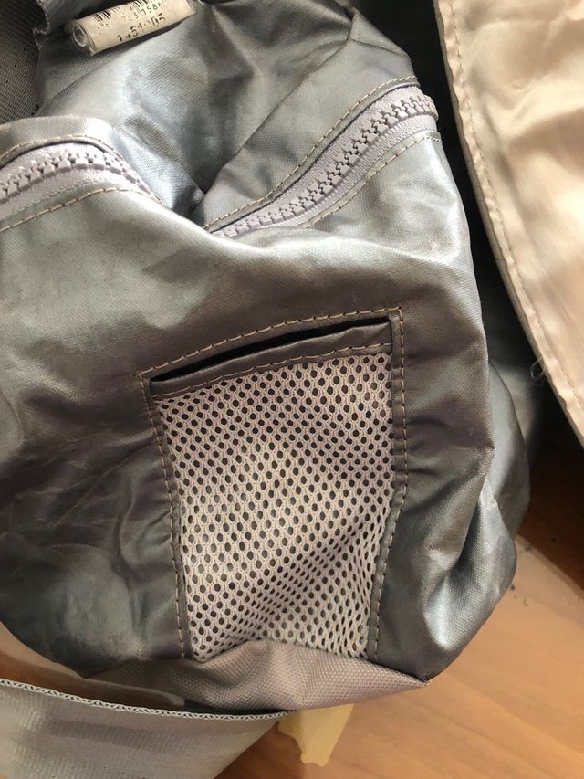 Bolsa plateada con bolsillos