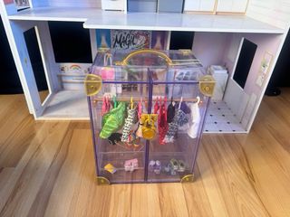 Casa Muñecas Rainbow High con Armario