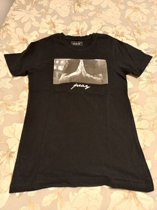 Camiseta Negra con Estampado de Manos Rezando