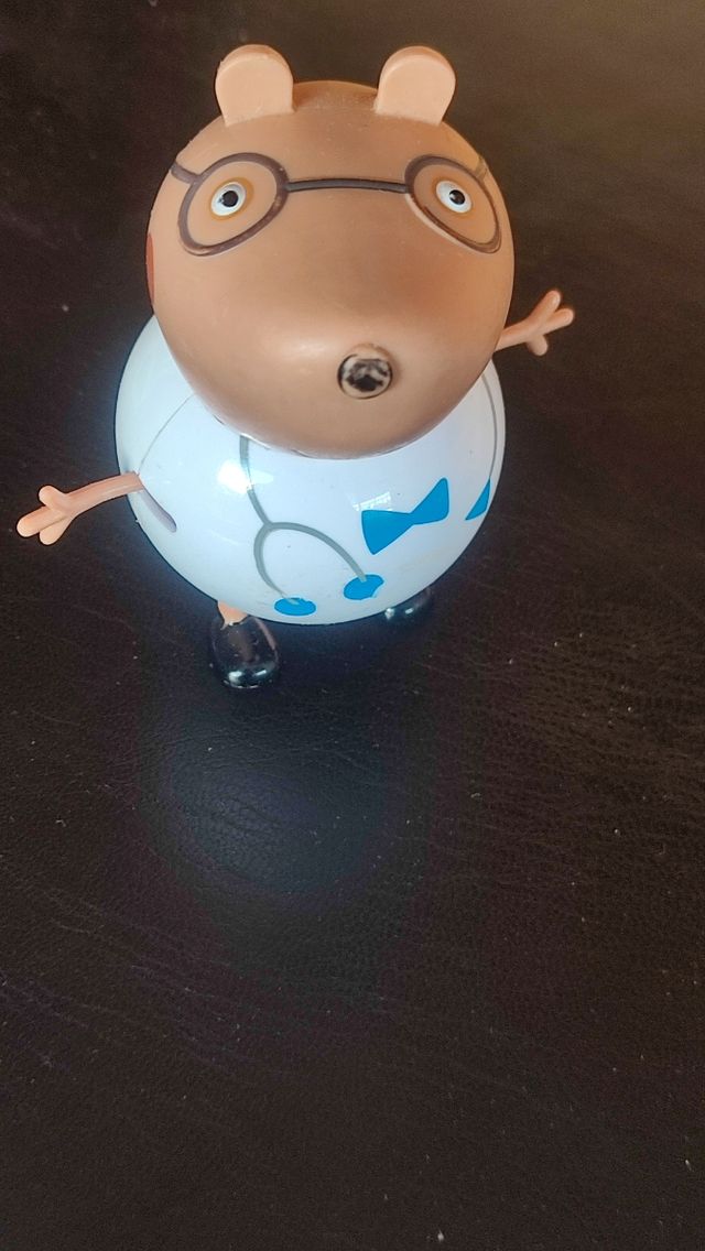 Figura del Dottor Peppa Pig con Occhiali e Stetoscopio