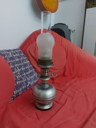 Lámpara de aceite antigua de metal y cristal