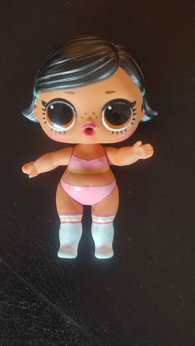 Bambola LOL Collezionabile con Capelli Scuri e Lentiggine