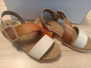 Sandalias Refresh veganas marrones y blancas