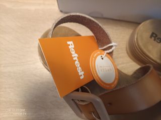 Sandalias Refresh veganas marrones y blancas
