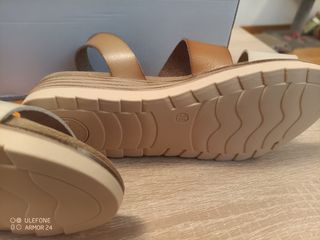 Sandalias Refresh veganas marrones y blancas