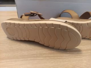 Sandalias Refresh veganas marrones y blancas