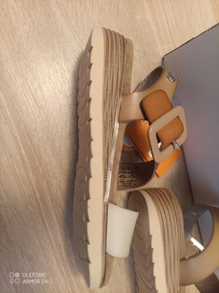 Sandalias Refresh veganas marrones y blancas