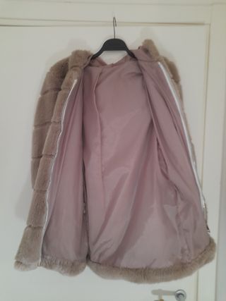 Cappotto in finta pelliccia con cappuccio