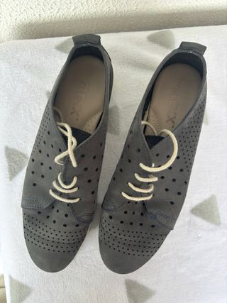 Zapatos de cuero calados azul oscuro