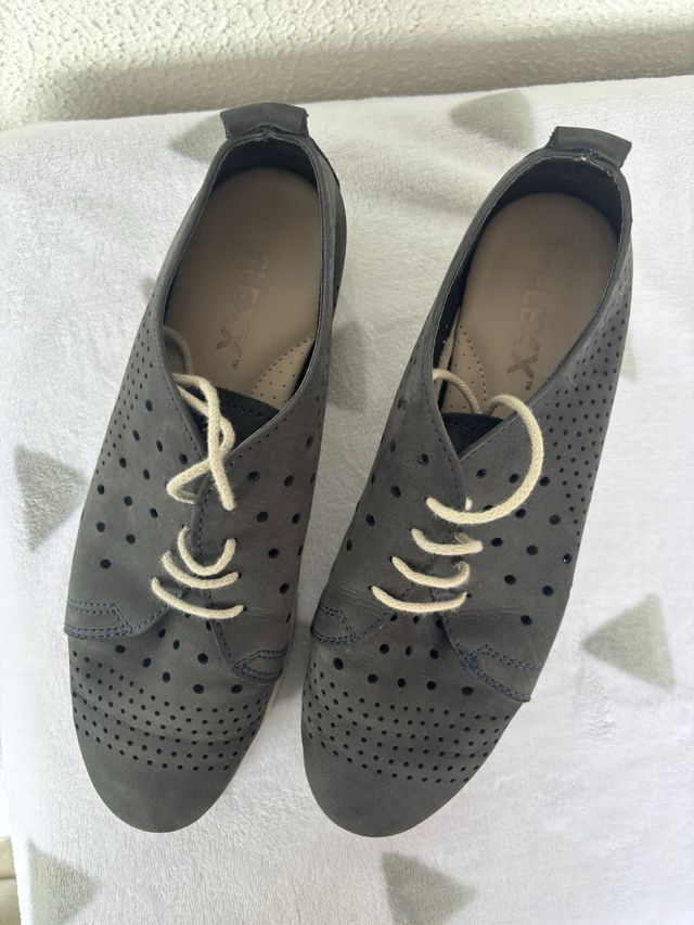 Zapatos de cuero calados azul oscuro