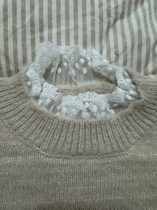 Jersey suave con puntilla beige