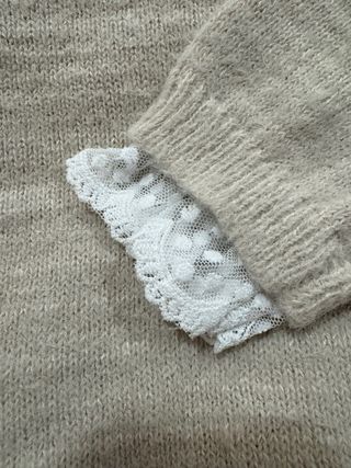 Jersey suave con puntilla beige