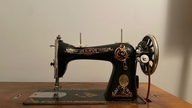 Máquina de coser antigua Alfa