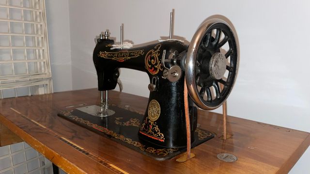 Máquina de coser antigua Alfa
