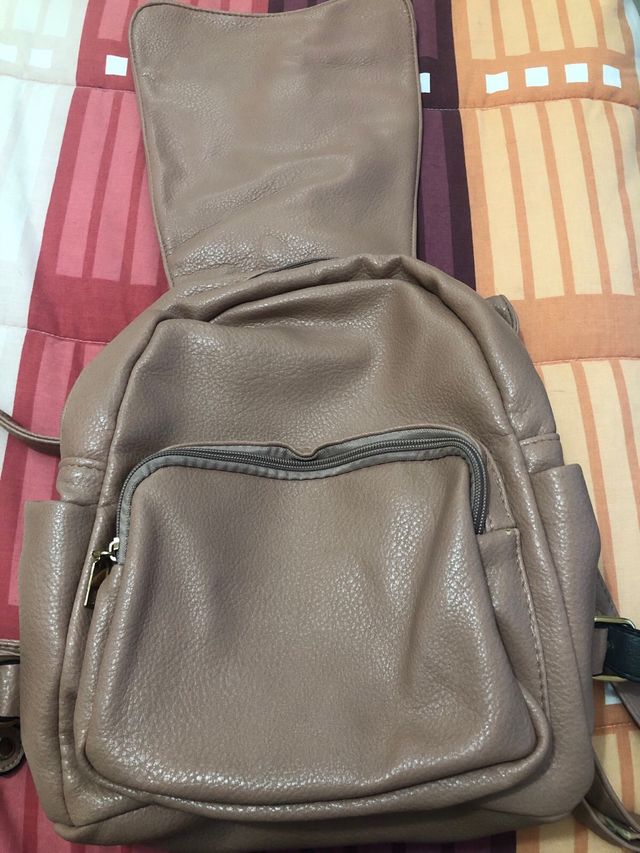 Mochila rosa de piel sintética