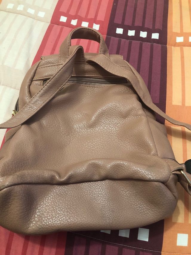 Mochila rosa de piel sintética