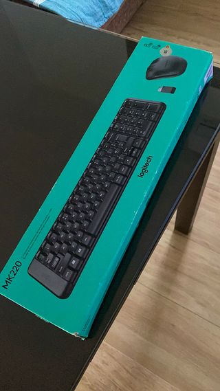 Teclado y Ratón Logitech MK220 Inalámbrico