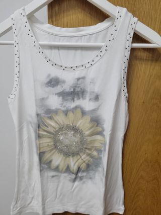 Camiseta tirantes con flor y tachuelas