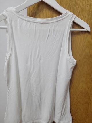 Camiseta tirantes con flor y tachuelas
