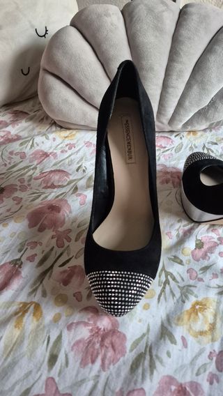 Zapatos de tacón negros ESSENCE MENBUR con pedrerí