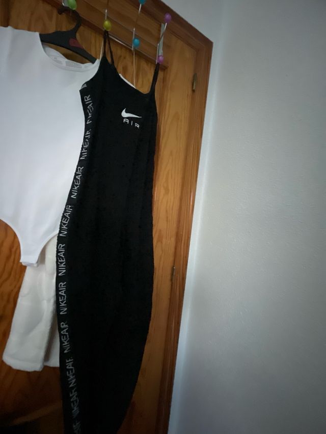 Mono Nike Negro con Logo Air