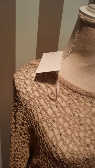 Jersey calado beige con perlas