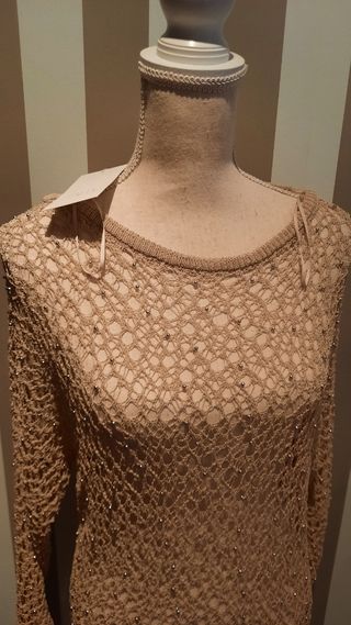 Jersey calado beige con perlas