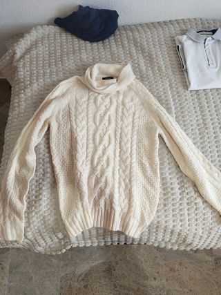 Jersey de punto beige cuello alto