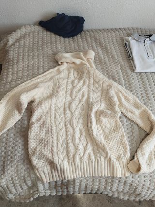 Jersey de punto beige cuello alto