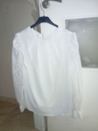 Blusa blanca de mujer con botones