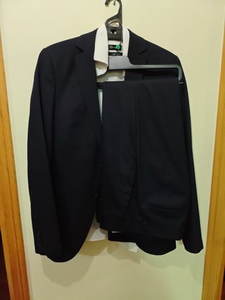 Traje de chaqueta y pantalón azul marino y camisa 